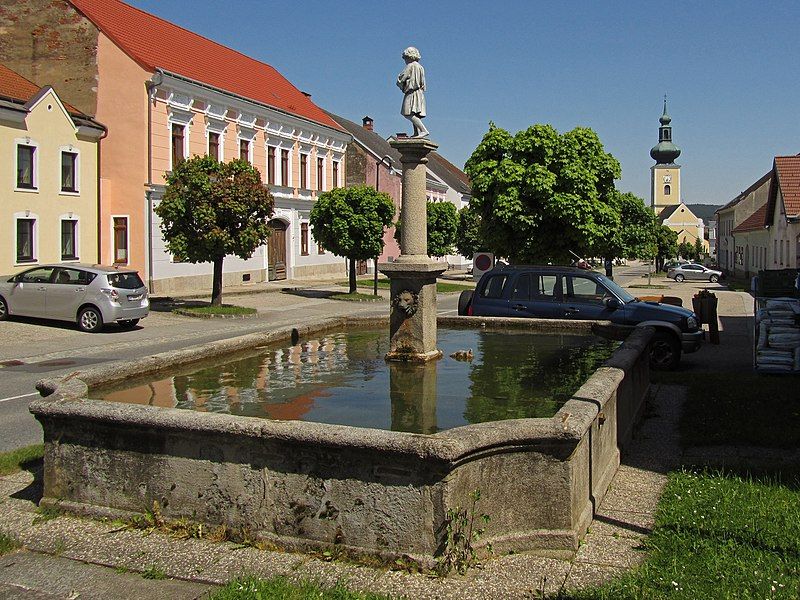 File:Marktbrunnen in Thaya.jpg