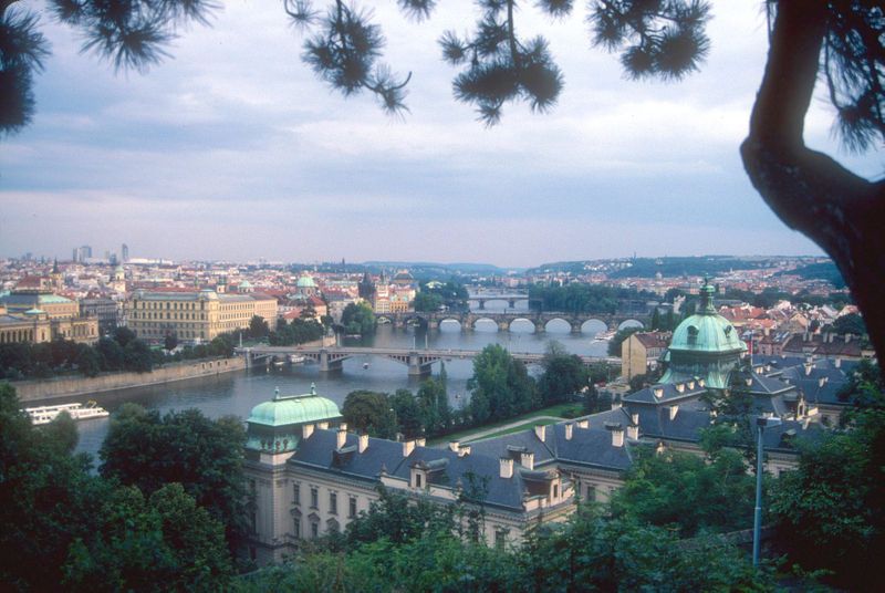 File:Pragueviewalongriver02.jpg