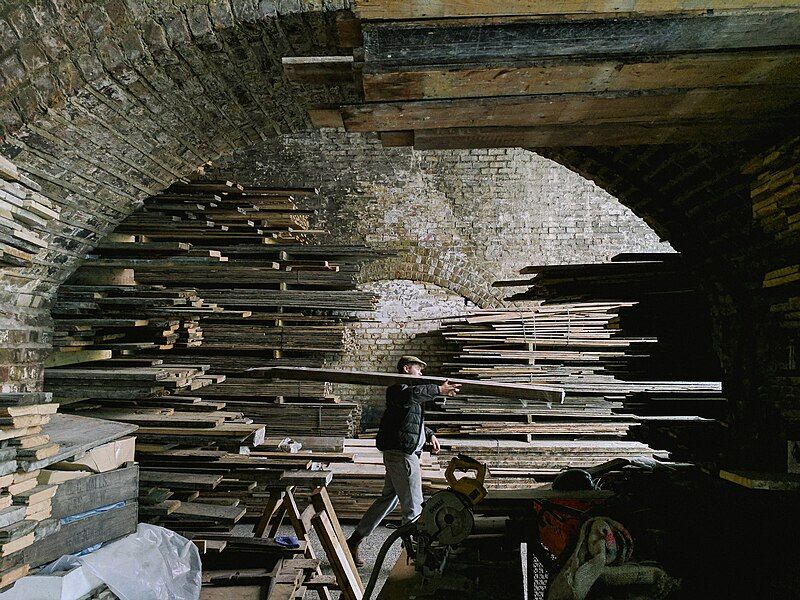 File:Ropewalk Timber Arches.jpg