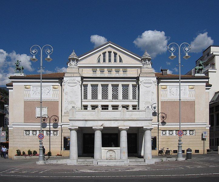 File:Stadttheater Meran 3433.JPG