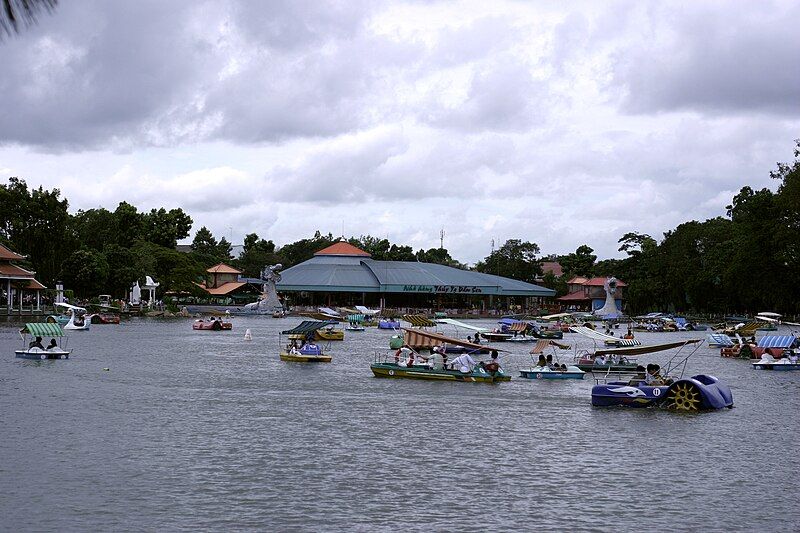 File:Đầm Sen.jpg