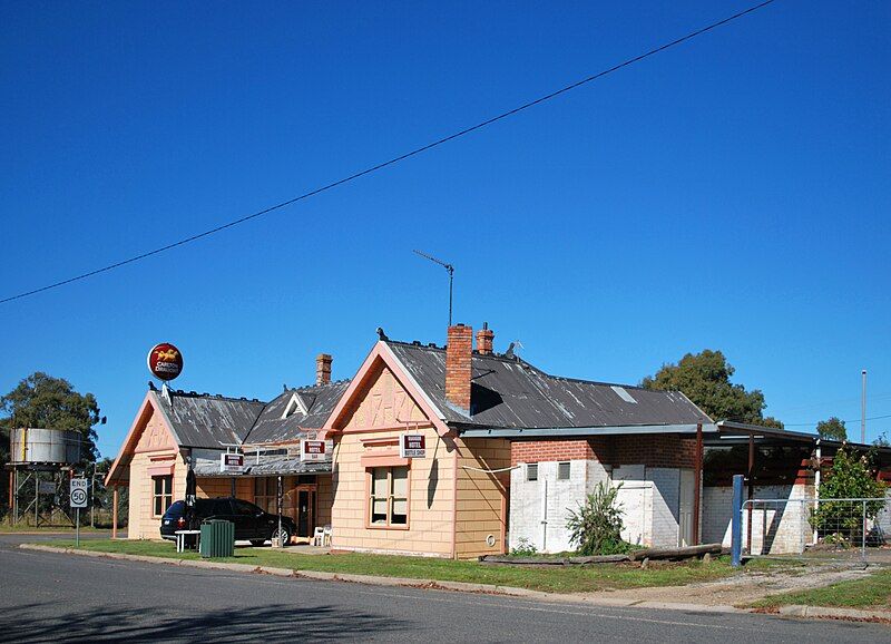 File:Buangor Hotel.JPG