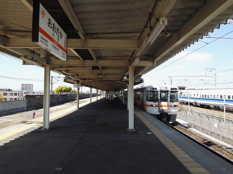 File:JR-Oodaka-station-platform.jpg