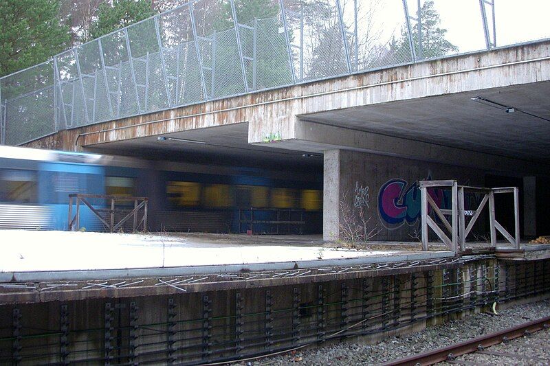 File:Kymlinge station 2012.jpg