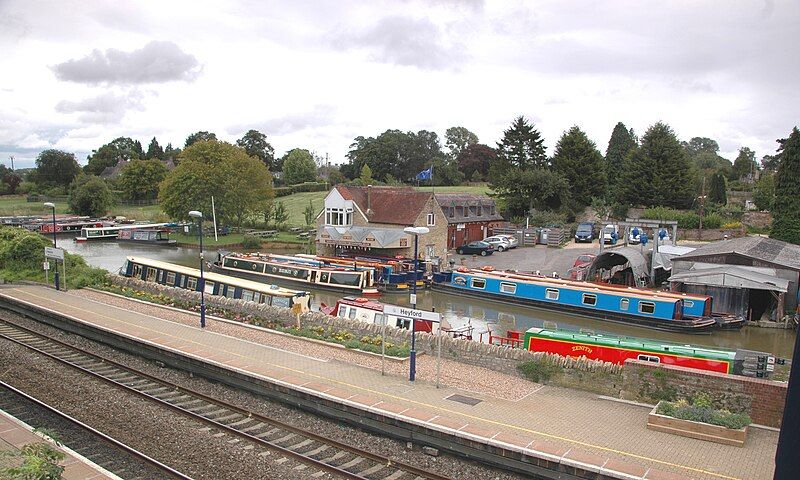 File:LowerHeyford CanalWharf.JPG