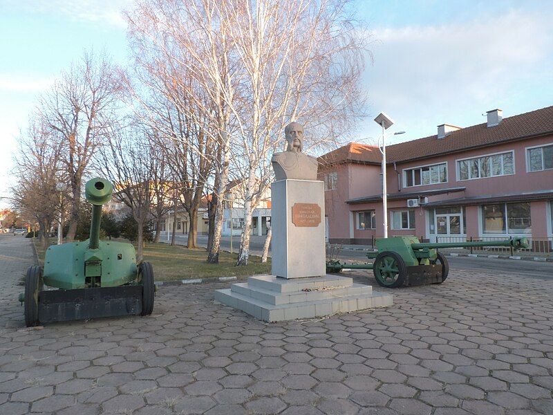 File:Nikolaevo-war-memorial-centre.jpg