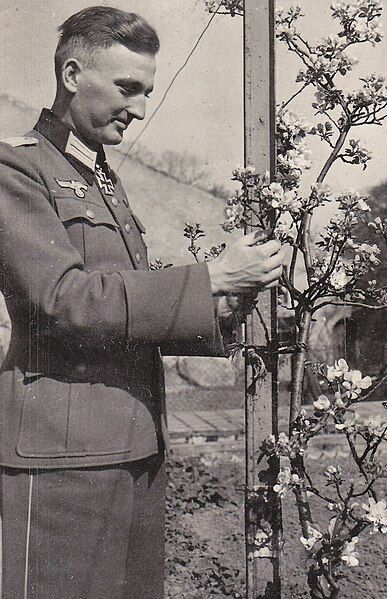 File:Oberleutnant Joachim Hundert.jpg