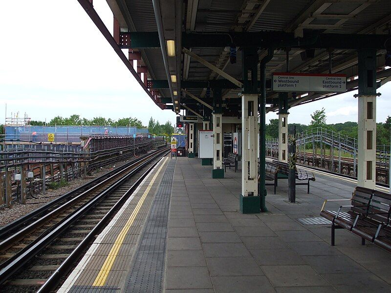 File:Perivale station westbound.JPG