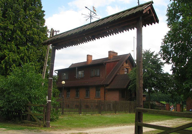 File:ROSOCHY leśniczówka 01.jpg