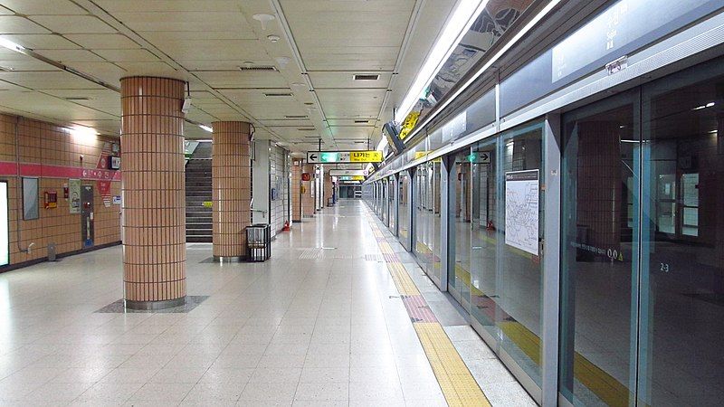 File:Seoul-metro-825-Sujin-station-platform-20181124-143344.jpg