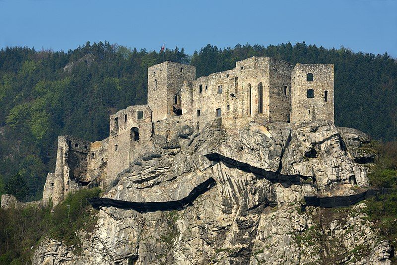 File:Strecno Castle 02.jpg