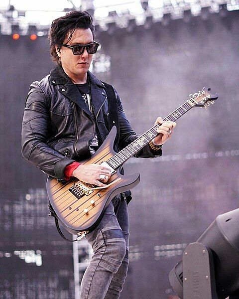 File:Synyster Gates.jpg