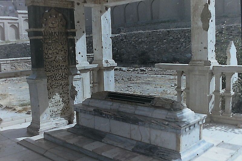 File:Tombstone of Babur.JPG