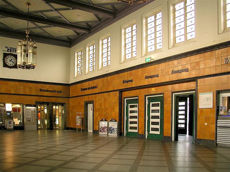 File:Westerland Bahnhof Innen.jpg