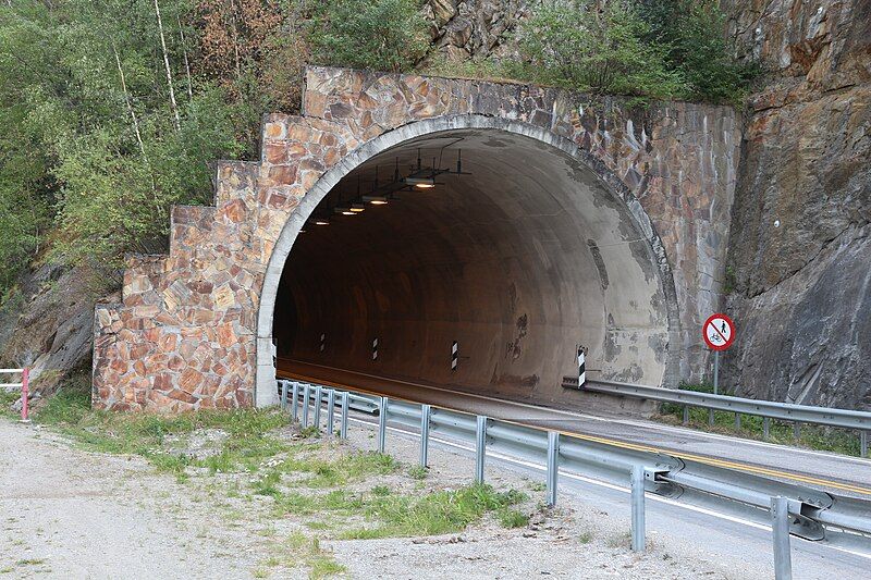 File:ByrbergtunnelenLomVaagaa02a.jpg