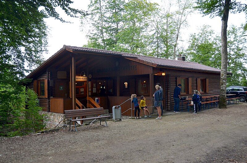 File:Felsenhütte, Kolbinger Höhle.jpg