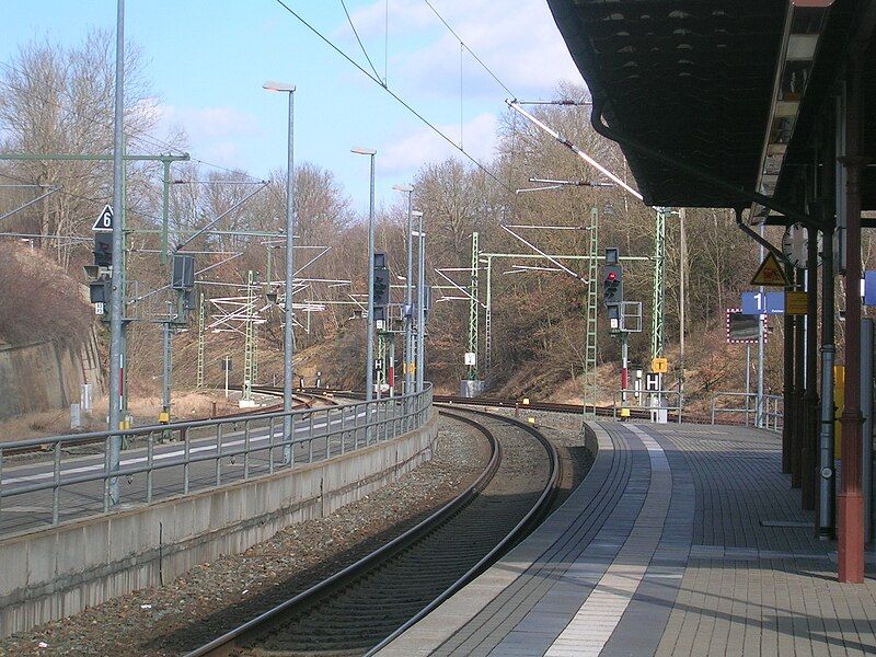 File:Herlasgrün-station-view-towards-Reichenbach-from-platform-1.jpg