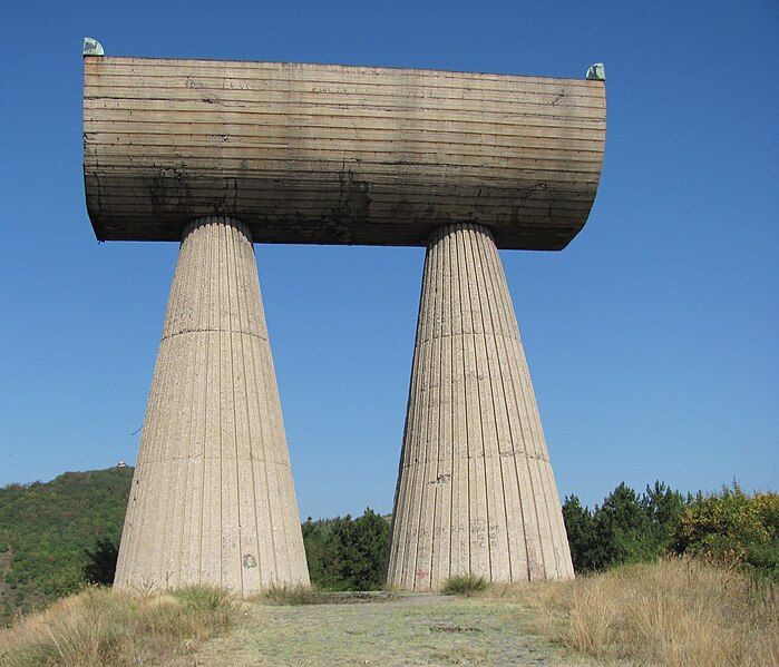 File:Kosovska Mitrovica monument.jpg