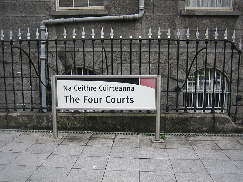 File:Na Ceithre Cúirteanna.jpg