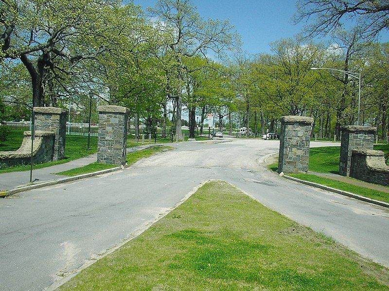 File:DeeringOaksDeeringAvenue.JPG