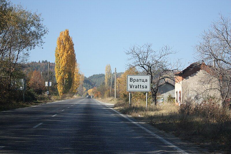 File:Entrance to Vrattsa.JPG