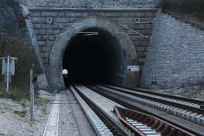 File:Esslingerberg-Tunnel.jpg