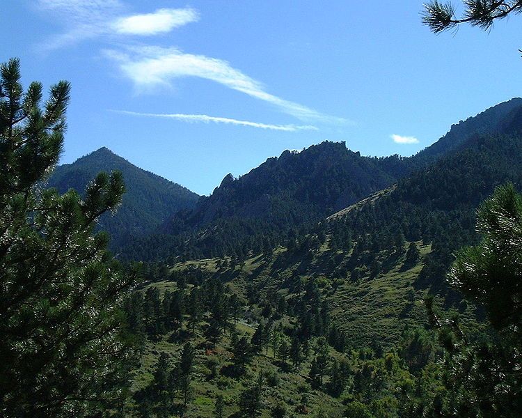 File:Green mountains.JPG