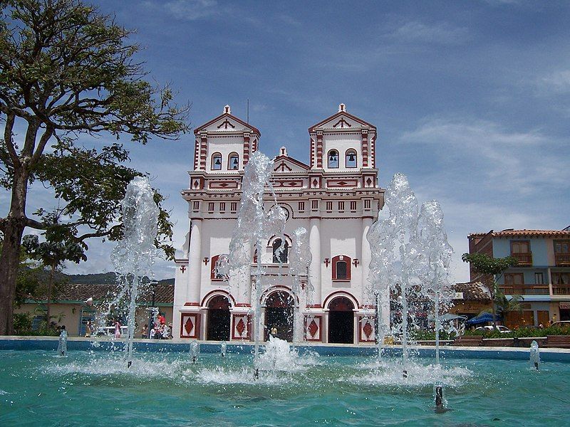 File:Iglesia de Guatape.jpg