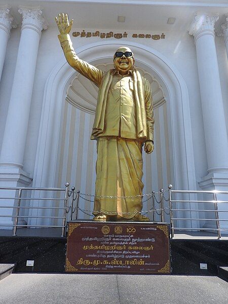 File:Karunanidhi Statue-3-anna park-salem-India.jpg