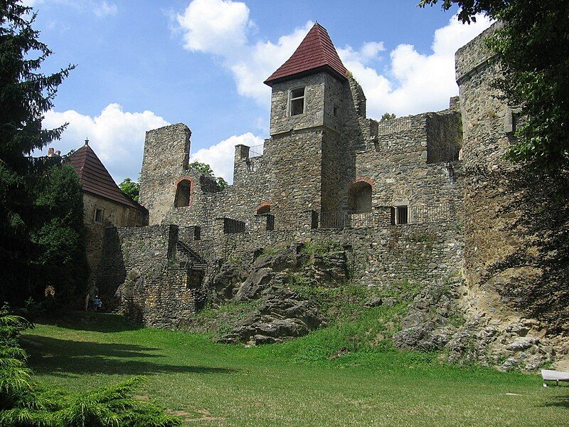 File:Klenova castle 1.JPG