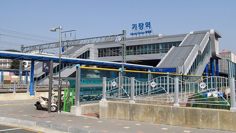 File:Korail-Donghae-line-K123-Gijang-station-entrance-20180331-101802.jpg