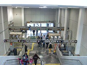 Picture of the station's lobby with many people entering and leaving.