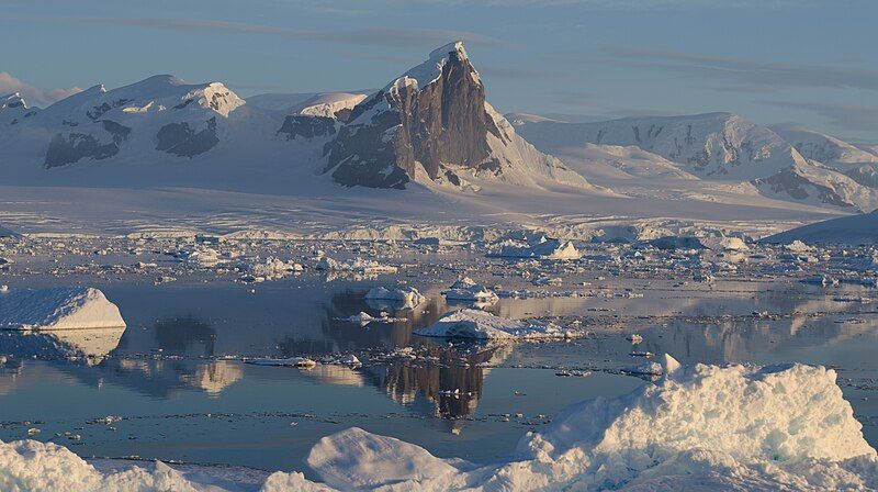 File:Mudge Passage, Antarctica.jpg