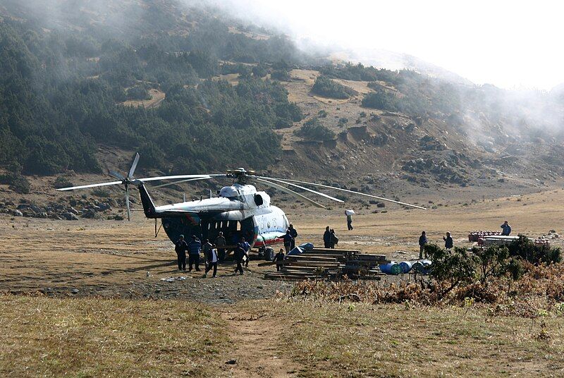 File:Namche-Khumjung-26-Shyangboche-Flugplatz-Hubschrauber-2007-gje.jpg