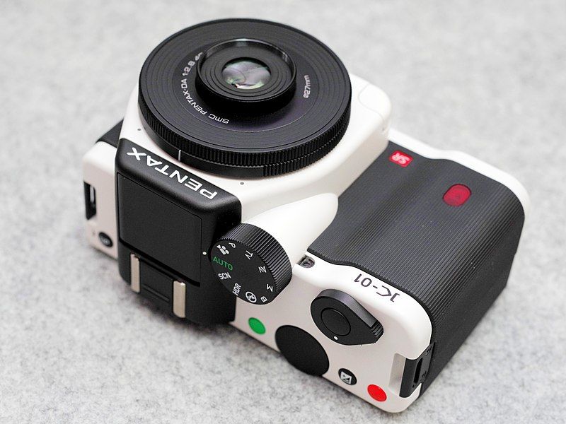 File:Pentax K-01(White×Black).jpg