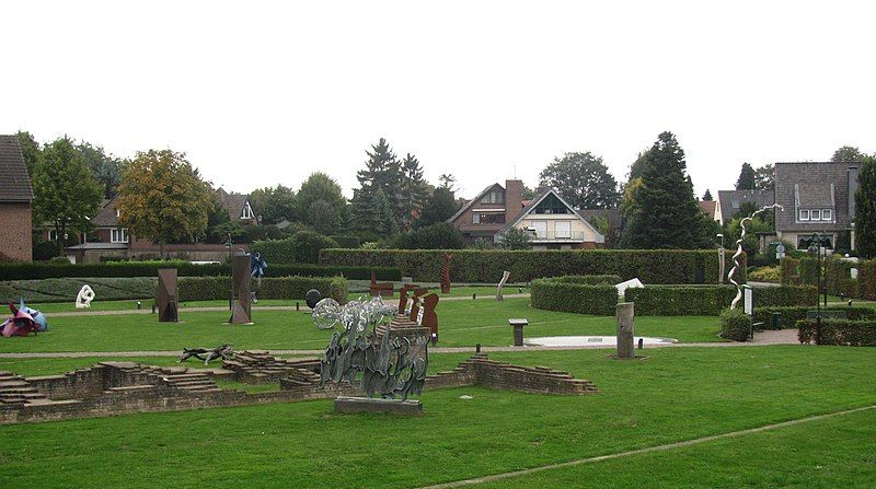 File:ReesSkulpturenpark.jpg