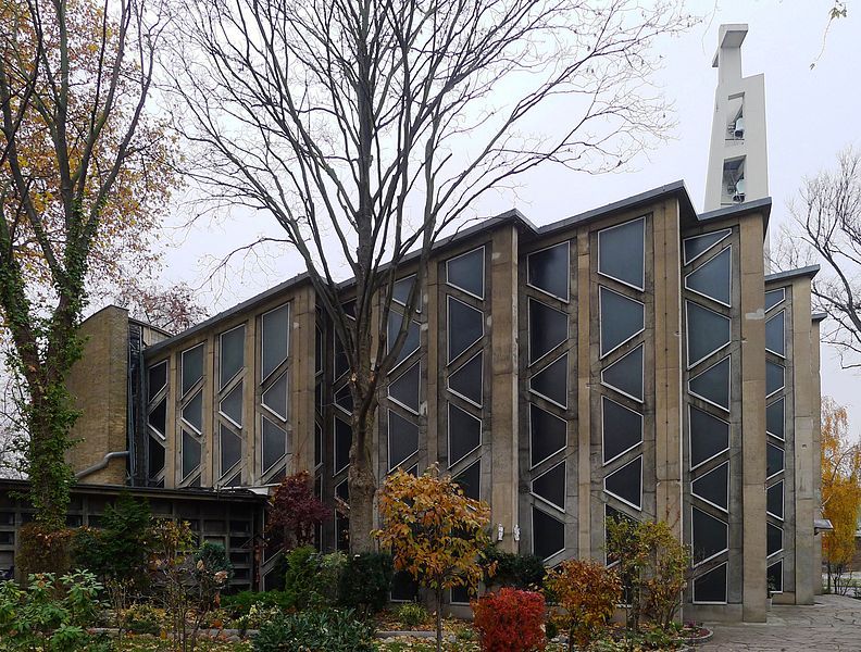 File:St.-Ansgar-Kirche Fensterseite.jpg