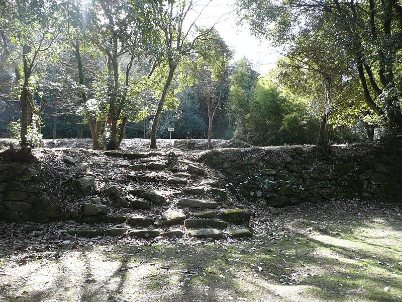 File:妻木城士屋敷門.JPG