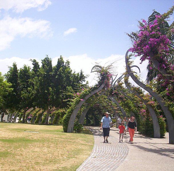 File:Arbour-at-South-Bank-Parklands.jpg