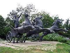 Aurigas olímpicos (1929), de Pablo Gargallo (copia en el parque de Can Dragó).