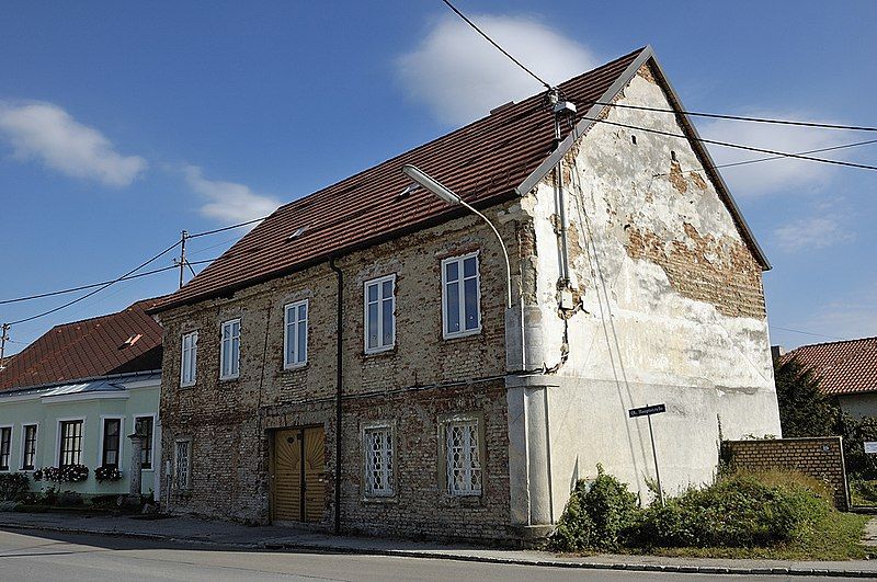 File:Bürgerhaus Weikendorf.jpg