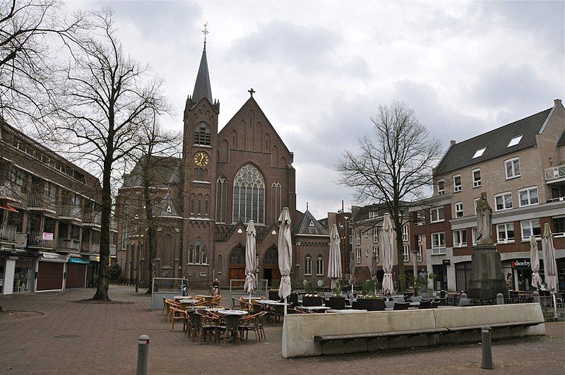 File:Kerkplein, Sint-Oedenrode (Sint-Martinuskerk).jpg