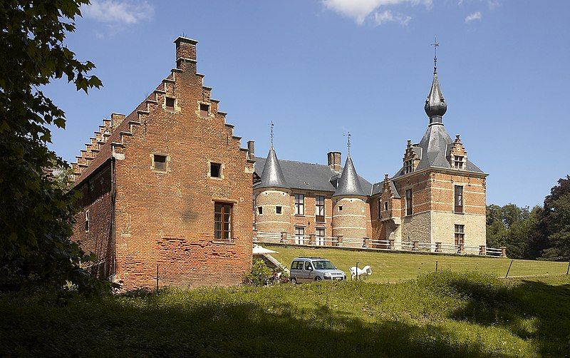 File:Leefdaal castle.jpg