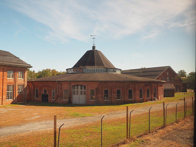 File:Martinsburg roundhouse 220575.jpg