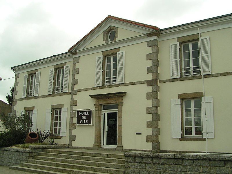 File:Moncoutant City Hall.jpg