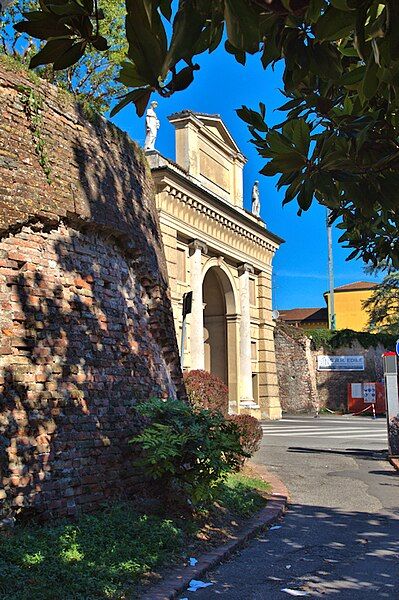 File:Mura-di-crema-torrione-e-porta-serio.jpg