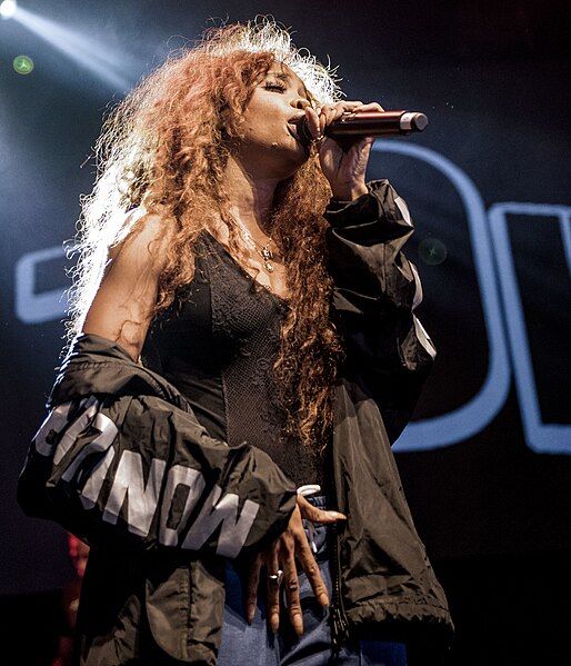 File:SZA performing.jpg