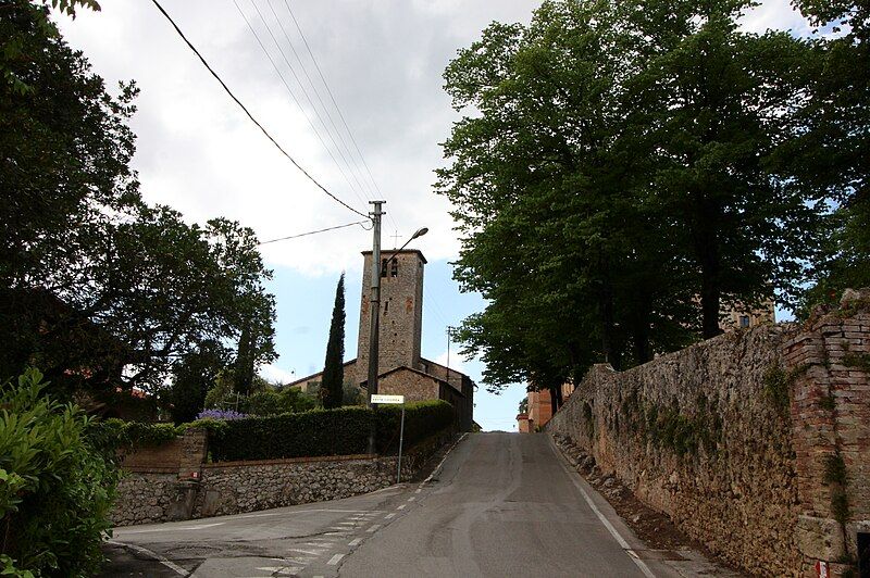 File:SantaColombaMonteriggioniBorgo1.jpg