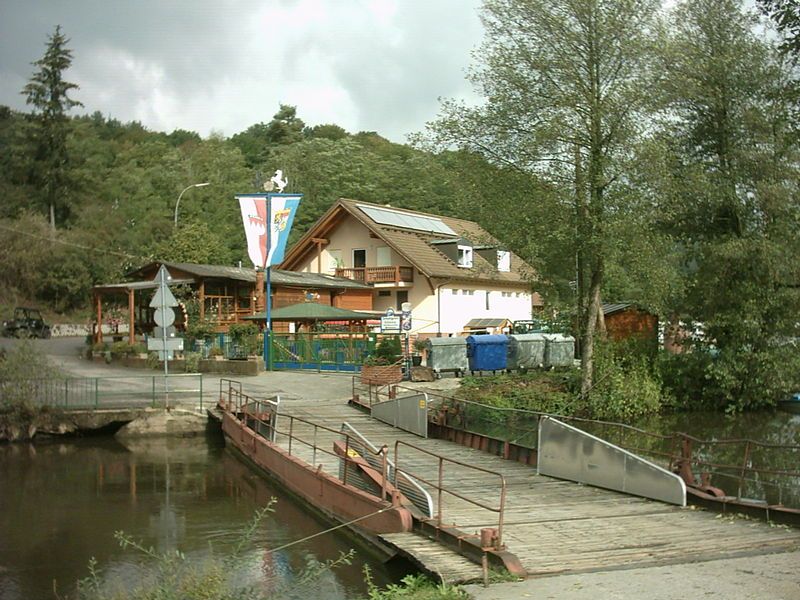 File:Schwimmbruecke Saale.jpg