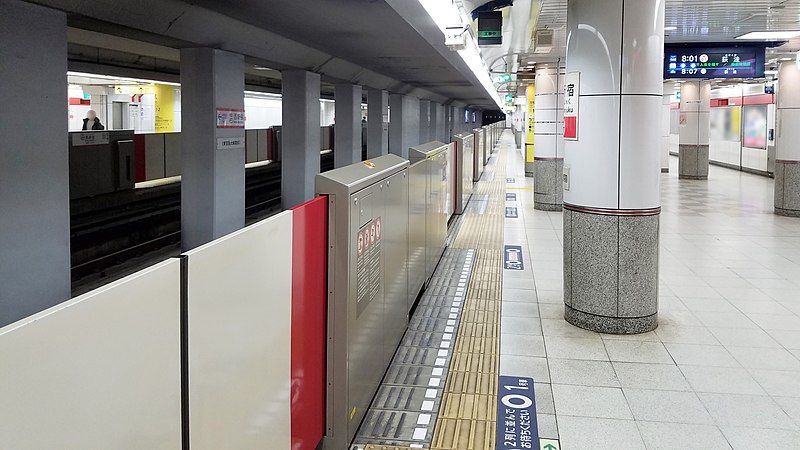 File:TokyoMetro-M07-Nishi-shinjuku-station-platform-20190317-075512.jpg